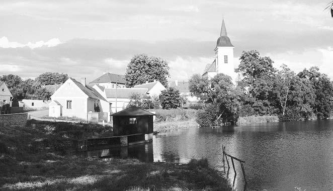 BOŠILEC Bo ilec panorama v chodní ãásti vsi nad rybníkem s kostelem sv.