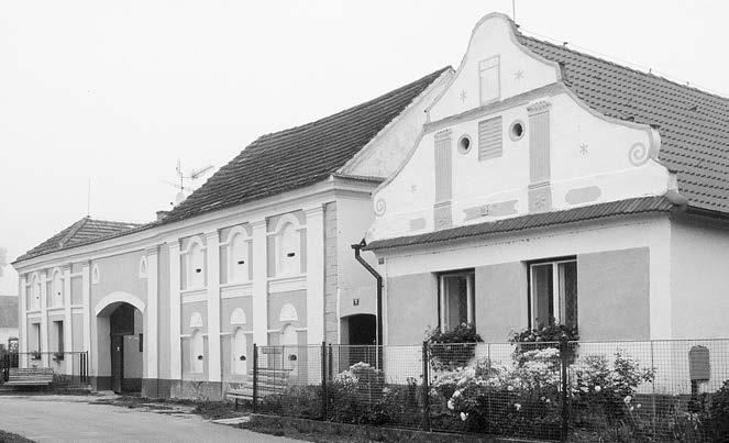 Na hfibitovû je nûkolik litinov ch kfiíïû a barokní márnice s volutov m títem. Ve vsi i v jejím okolí se dochoval pozoruhodn soubor drobn ch sakrálních památek.