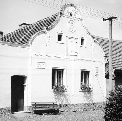 BŘEZINA Bfiehov dûm ãp. 3 z roku 1866, patfiící k okruhu lidové architektury podhûfií Blanského lesa (2002) DÛm ãp.
