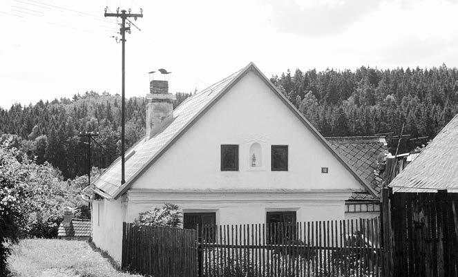 Druhotná drobná chalupnická a domkáfiská zástavba vznikala téï na terénní hranû a na pfiíkrém skalnatém svahu ve v chodní ãásti vsi. V údolí Trnávky pod nûkdej ím hradem stál ml n.