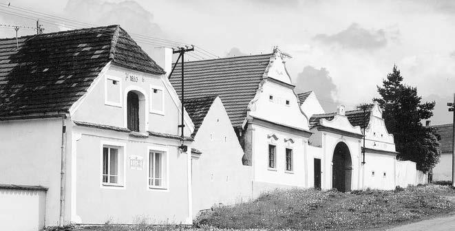 BUDIČOVICE A SKÁLY Budiãovice v chodní strana návsi s usedlostmi ãp. 2 a 3 dnes ãp. 109 a 110 (2002) vzniklo i podle cesty do Skal na jihov chodním okraji vesnice.