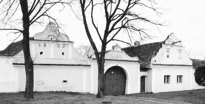 BUKOVÁ Skály usedlost ãp. 4 (2003) s kfiídlov m títem. DvÛr uzavírá klenutá brána s tvarovan m títov m nástavcem nad vjezdem. Hodnotn je rovnûï dûm ãp. 32 s bohat m kfiídlov m títem, datovan 1840.