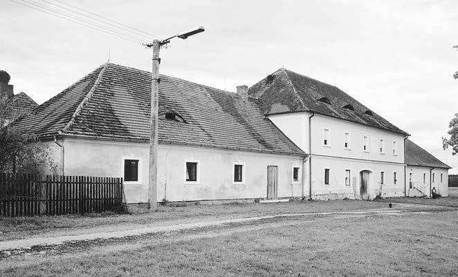 Ve vsi se dochovalo nûkolik zajímav ch podélnû orientovan ch domû s atikov mi polopatry, pfiesahujícími do hmoty valbové stfiechy. PrÛãelí ãlení obvykle jednoduchá v zdoba.