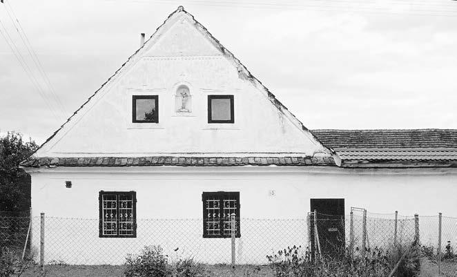 BUKOVKA py ãp. 41 a 43 nebo kovárnu s vûïiãkou ve títu, jiï ãásteãnû novodobû upravenou. V prûbûhu druhé poloviny 20.