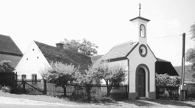 BUZICE Bu anovice usedlost ãp. 27, dílo Jakuba Bursy z roku 1847 (2000) Zástavbu Bu anovic tvofií rûznû velké usedlosti a chalupy, nakupené chaoticky okolo drobné návsi s kapliãkou.