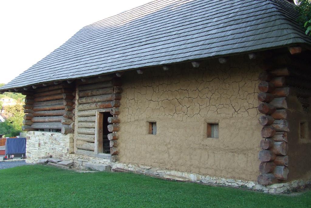 V přední části dýmná jizba, dále střední síň a vzadu patrová