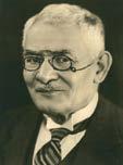 chronologicky a tematicky od roku 1936. Sbírku plakátů doplňují ručně dělané voskové figuríny Ch. Chaplina, Laurela a Hardyho, S. Conneryho, A. Hopkinse a dalších.