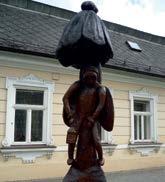 KAM NA VÝLET S VÁCLAVEM POSTRÁNECKÝM foto archiv města Jimramova; redakce; Wikimedia Commons Socha Broučka v Jimramově od Josefa Urbana (2011) KDYŽ SE NARODIL BROUČEK (170 let) A byl podzim.