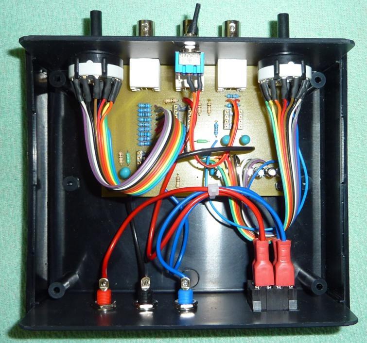 konektory, pro připojení vstupního, referenčního a výstupního signálu.