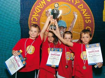 DETSKÝ DAVIS Deti sa hrali, všetky vyhrali Trofeje z Detského Davis Cupu a Fed Cupu s Nadáciou SPP do Trnavy a Topoľčian 12 Tretie celoslovenské finále Detského Davis Cupu a Fed Cupu s Nadáciou SPP,