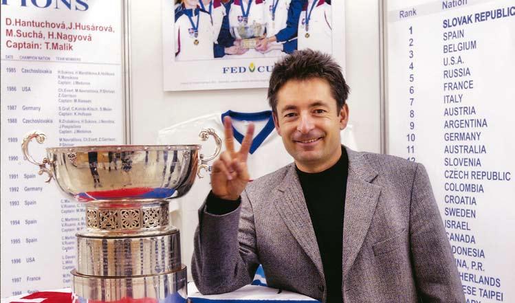 aša produktivita je texte celkom dobrá z väzu, odpovedá na otázky čitateľov mesačník a TENIS TENISOVÉ FÓRUM FOTO: Jiří VOJZOLA Pamätná snímka Igora MOŠKU s fedcupovou trofejou po víťazstve roku 2002,