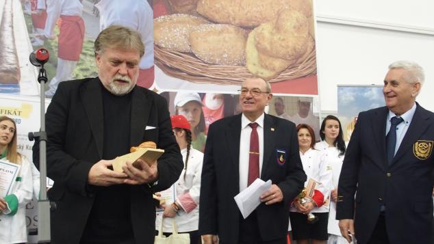 diplomatického zboru, zástupcov odborných profesijných združení a ďalších hostí. III. SPRIEVODNÝ PROGRAM Sprievodné akcie boli venované odborníkom i širokej verejnosti.