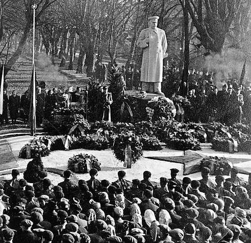 Jablonecko, Semilsko, Turnovsko 4. května 2018 5 VLomnici leží pod zemí diktátor Stalin. Přijel zjičína Tryzna za Stalina, která se vjičíně konala po jeho smrti vbřeznu 1953, byla velkolepá.