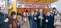 Lios Club Plzeň City opět pomáhal spozorig AKCE 15 Dobročié sdružeí Lios Club Plzeň City pořádalo váočí prodej svařeého vía.