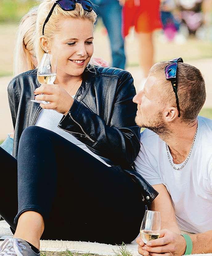 22 27. září 2018 Náš kraj Na Karlštejn za vínem Traduje se, že révu do Čech přivezl Karel IV. Ve skutečnosti unás plodila už od dob starých Římanů.
