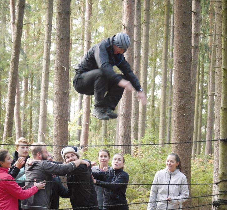 Teambuilding Zbraslavice V říjnu se uskutečnil již devátý ročník tradičního zážitkového víkendu ve Zbraslavicích u Kutné Hory a znovu nás bylo více než třicet.