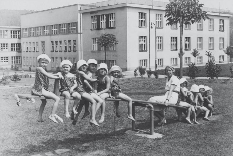 Základ pro budoucí IKEM Léčebnou péči zajišťovala v domovech Lékařská fakulta Univerzity Karlovy, proto zde byla zřízena výzkumná oddělení pro Haškovcovu kliniku pro nemoci nervové a Eiseltův ústav