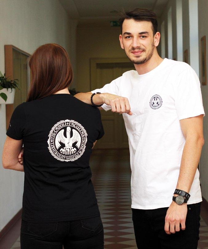 jednička aktuálně Nová fakultní trička na stáž i do školy! Nabídka fakultních propagačních předmětů se rozrostla o nová dámská i pánská bavlněná trička.