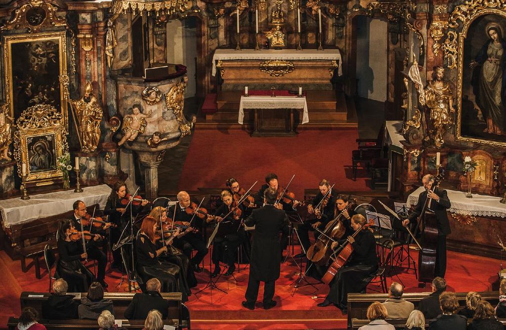 Kostelem sv. Apolináře se 24. října rozezněly tóny 28.
