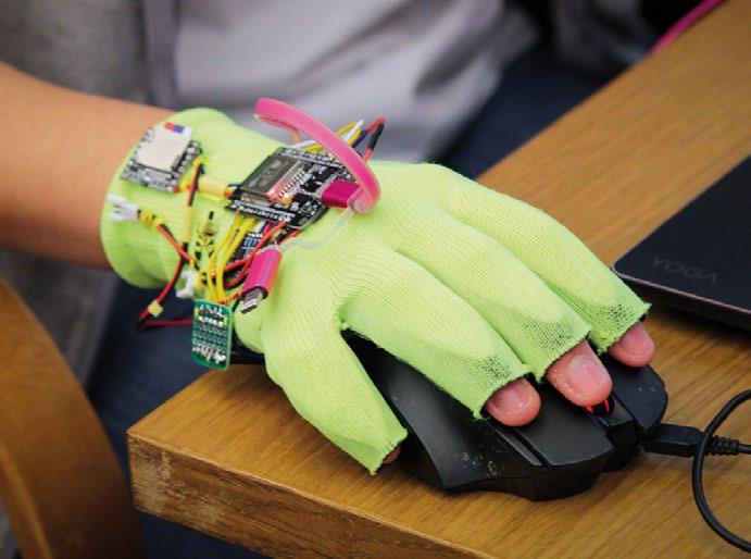 jednička a zahraničí Foto: archiv SHH Mluvící rukavice vyhrála Smart Health Hackathon!