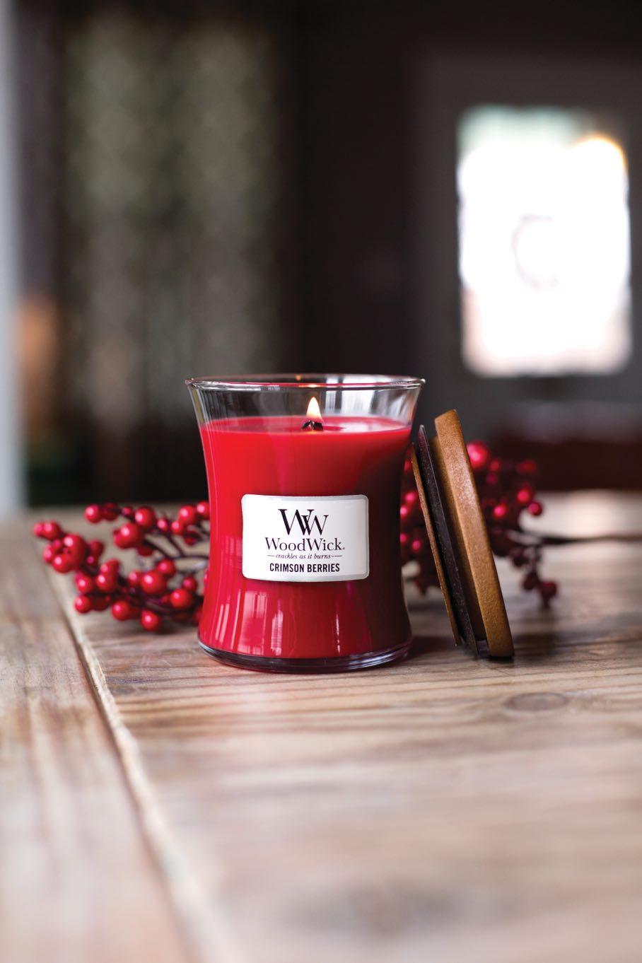DALŠÍ VÁNOČNÍ VŮNĚ Crimson Berries střední váza 499 Kč CRIMSON BERRIES Červené bobule. Šťavnaté vánoční bobule, smíchané se špetkou hřejivého koření a esencí z jmelí.