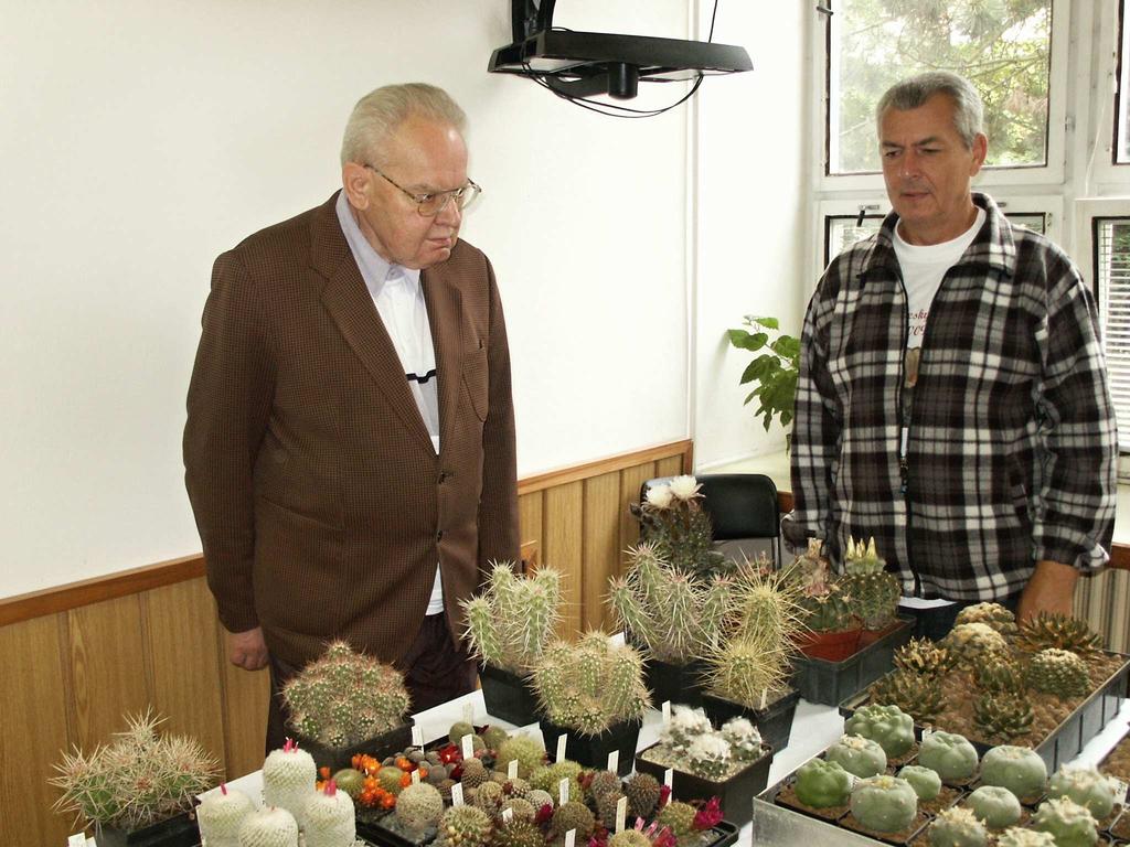 S pěstováním kaktusů začal v šedesátých letech v nově založeném Kroužku kaktusářů v Ostravě-Porubě, kde nedaleko bydlel.
