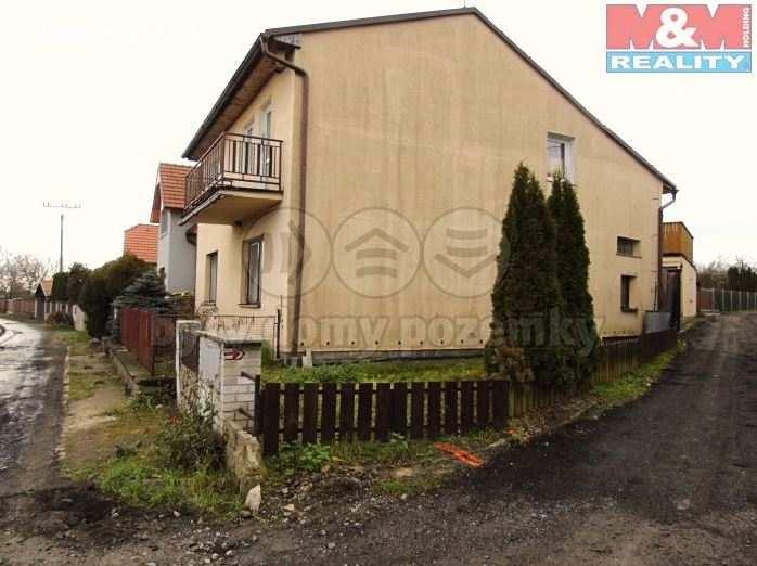 Rodinný dům má dva byty se samostatnými vchody. Přízemí i 1. patro je dispozičně stejné, tedy 2x 4+1 o podlahové ploše 76 m2. Vytápění řešeno kotlem na tuhá paliva nebo elektrokotel.
