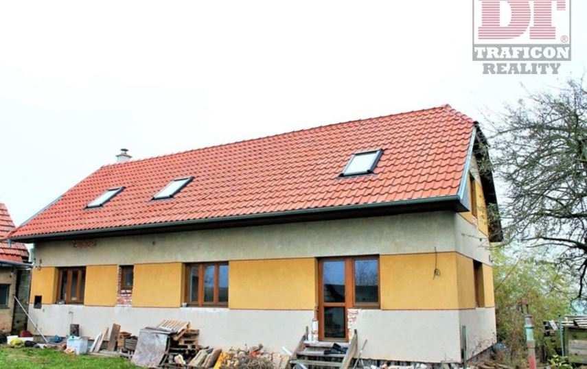 Rodinný dům je řešen jako samostatně stojící, přízemní, s částečným podsklepením do 1/2 zastavěné plochy, s podkrovím nad 2/3 zastavěné plochy I.NP. Svislé nosné konstrukce zděné o tl.