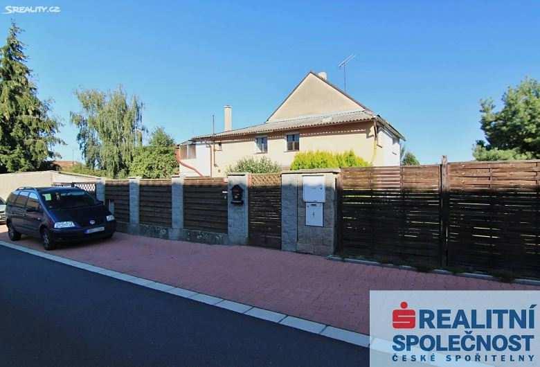 6) Rodinný dům Nabídková cena: 3 499 000 Kč Lokalita: Kounice, okres Nymburk Stavba: Cihlová Podlaží: 2 Plocha zastavěná: 152 m2 Užitná plocha: 186 m2 Plocha pozemku: 976 m2 Rok rekonstrukce: 2005