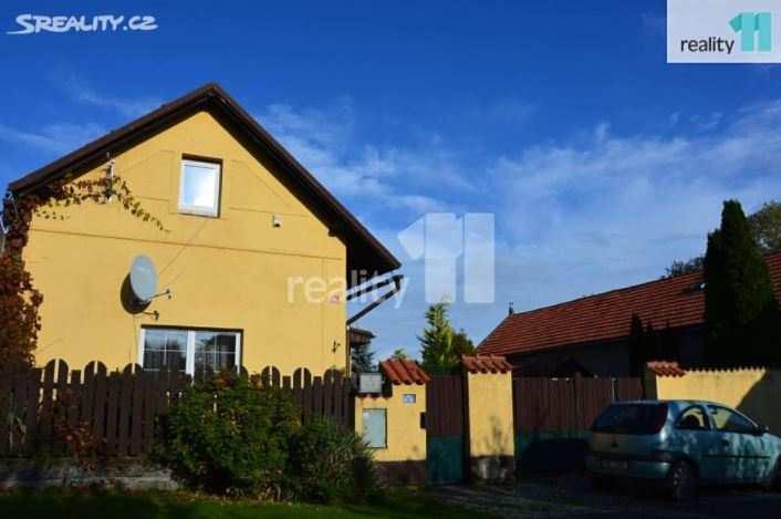 vstupní veranda a chodba, z které jsou vstupy do obývacího pokoje, koupelny s WC, průchozí kuchyně s jídelnou ze které je vstup do ložnice a pokoje pro hosty.