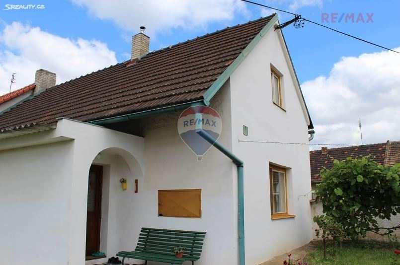 střechou, dispozice 3+1 s verandou a garáží s plochou střechou o výměře 18 m2. Celkový užitný prostor domu je 96 m2. Podkroví je přístupné z venku ze dvora.