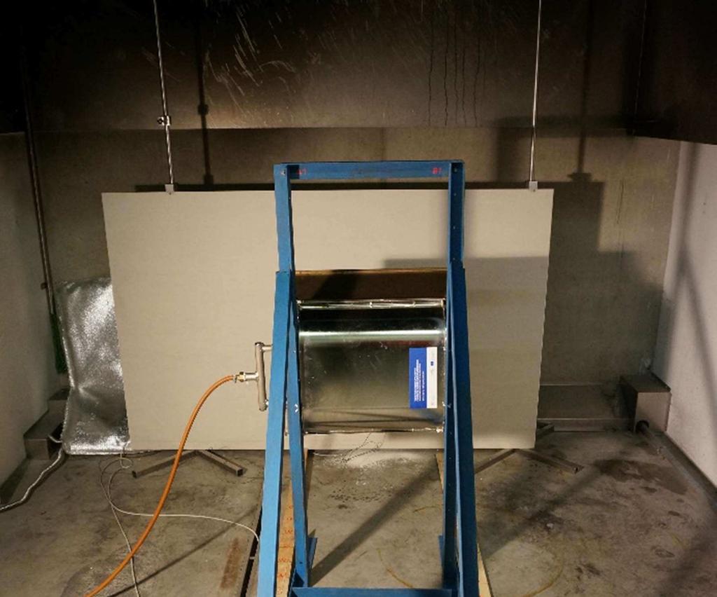 Kapitola 5 Podpůrné výpočtové modely ozařovaný povrch stěny, roven hodnotě přibližně 22 kw/m 2. Plechové krytí infrazářiče je hluboké 15 cm, tzn.