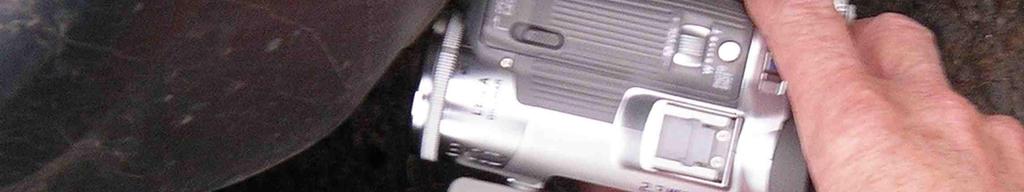 Fotografování (či filmování) s kamerou má ještě další výhodu v porovnání s digitálním fotoaparátem: svítí-li vám slunce přes rameno na displej, pak jej prostě zaklopíte a hledíte na tentýž barevný