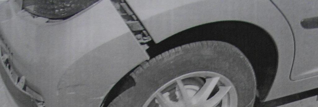 16 Konečné postavení PEUGEOT za křižovatkou za vyvrácenou značkou u zaparkovaného automobilu ŠKODA Favorit obr. 17 Poškození u zádě PEUGEOT 307 obr.