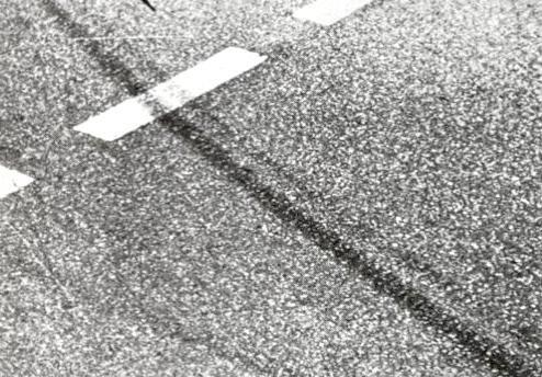 a) Driftová stopa nebrzděného kola b) Driftová stopa při brzdění Driftové stopy zanechávají pneumatiky smýkající se bočně, když boční síly vzrostou tak, že poměry ve stykové ploše pneumatik s
