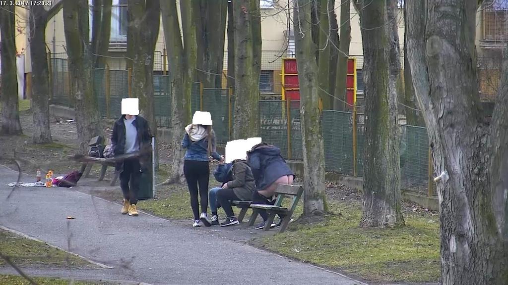 Nevhodné chování Hlídka Městské policie Stochov provádějící kontrolní činnost v ulici Pionýrů zaregistrovala muže, který v rozporu s obecně závaznou vyhláškou konzumoval alkohol, a také močil na
