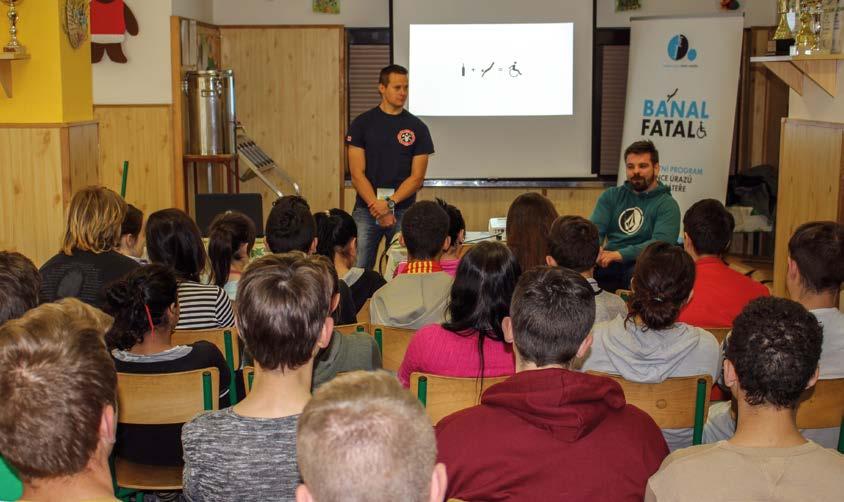 Lektoři u jednotlivých videí vysvětlují, jak a proč k úrazu páteře došlo a jak tomu bylo možné předejít.
