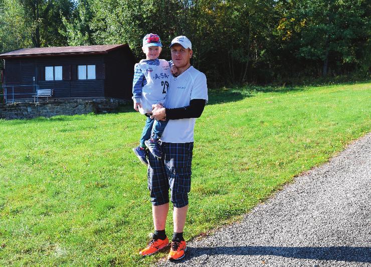 Začátky byly těžké, ale nakonec se rozběhal, častokrát překonával se slzami v očích sám sebe, shodil téměř 40 kilo a dnes si v klidu troufne i na maraton. Přátelé, příklady táhnou!