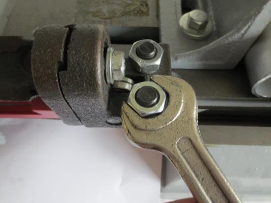 Klíčem SW17 lehce uvolněte matky na obou stranách vodících rolen.