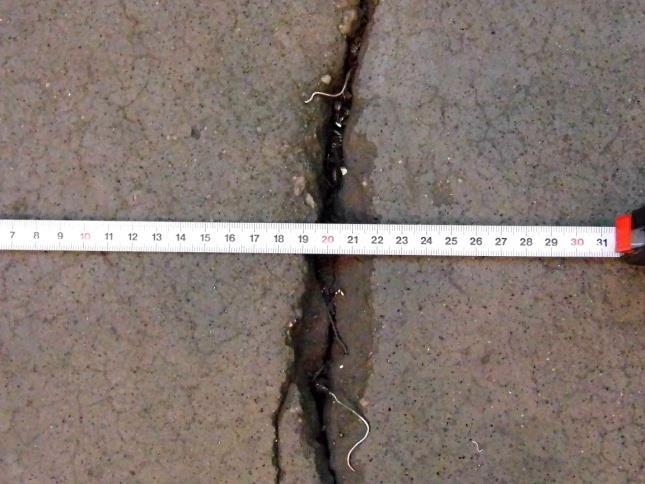 5 Degradace způsobená použitím betonu nedostatečné pevnostní třídy Použitím betonu nedostatečné pevnostní třídy je poškození podlahy patrné již