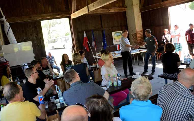 V areálu ovčína pokračoval kulturní program, zatímco delegace obou obcí se přesunuly do Hotelu Stará pošta, kde