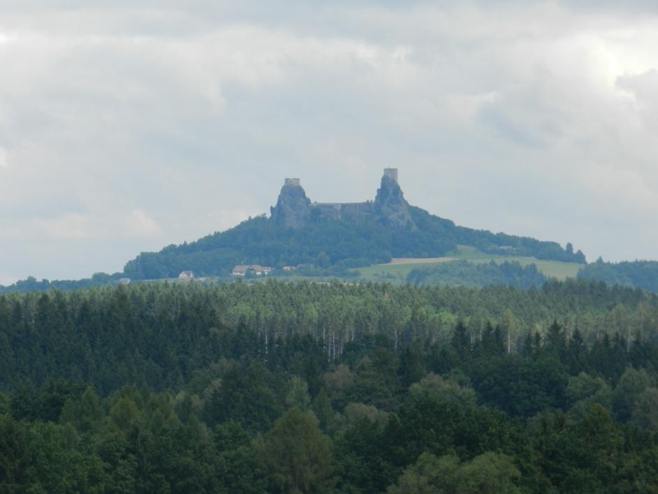 Trosky jsou charakteristickým symbolem Českého ráje, dokonce se nacházejí i ve znaku této chráněné krajinné oblasti (obr. 3).