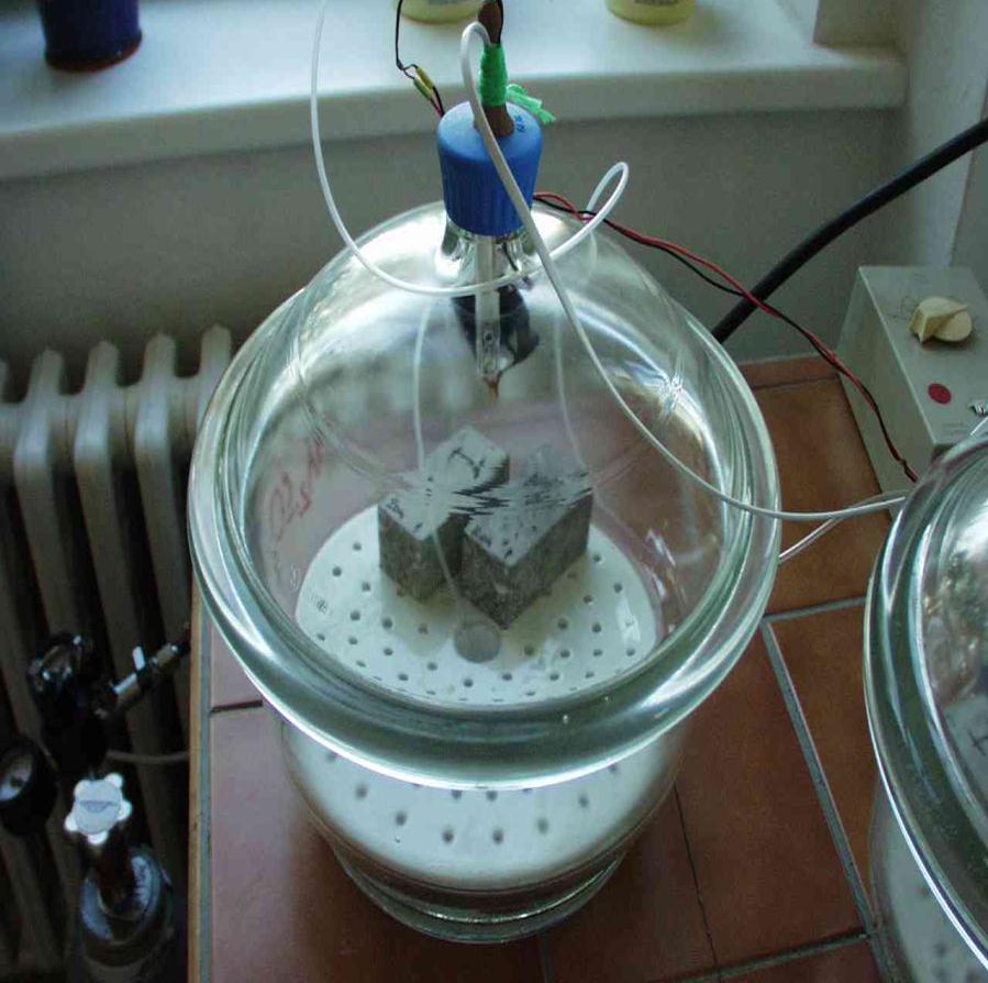 byl pak místo nasyceného roztoku soli umístěn silikagel, který zajišťoval hodnotu RH = 0-4 %. Teplota se během průběhu karbonatace pohybovala v rozmezí 22 ± 2 C. Obr.