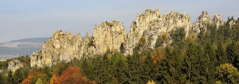 hřbetu Suchých skal byly zaznamenány mírnější sklony vrstev převážně k ZJZ, a to na Z od obce Koberovy 80, na ZJZ od Hamštejna 40 a na lokalitě Podkozákov 30. (http://www.cittadella.cz) Obr. 8-9.