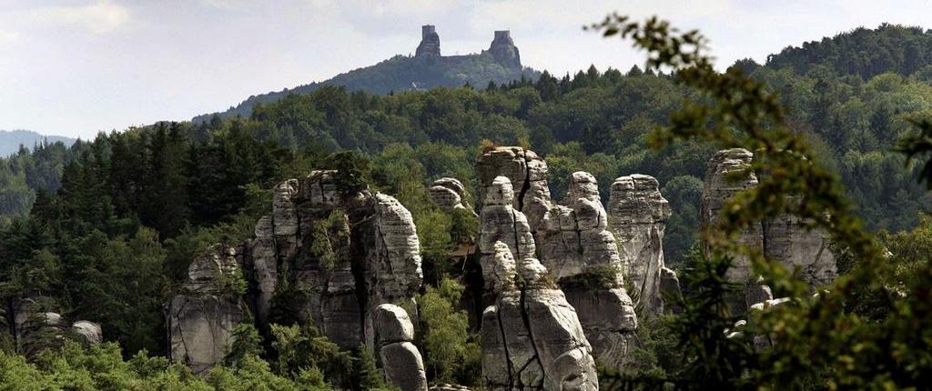 APOLENA A JESKYNĚ SKLEPY POD TROSKAMI Přírodní rezervace Apolena se nachází půl kilometru východně od obce Troskovice. Hlavní zájem ochrany je zde skalní masiv a samostatné věže z měkčího pískovce.