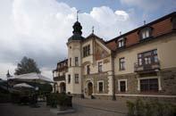 LUHAČOVICE Kúpeľné mesto Luhačovice sa nachádza na Južnej Morave, asi 20 km juhovýchodne od Zlína. Je rozložené v údolí riečky Šťávnice obklopené lesmi Bielych Karpát.
