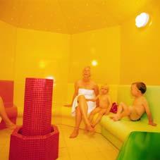 Slnečné kúpele Sonnentherme sa prezentujú ako európske rodinné stredisko voľného času so širokými možnosťami pre deti i dospelých. Od Bratislavy sú vzdialené len 130 km.