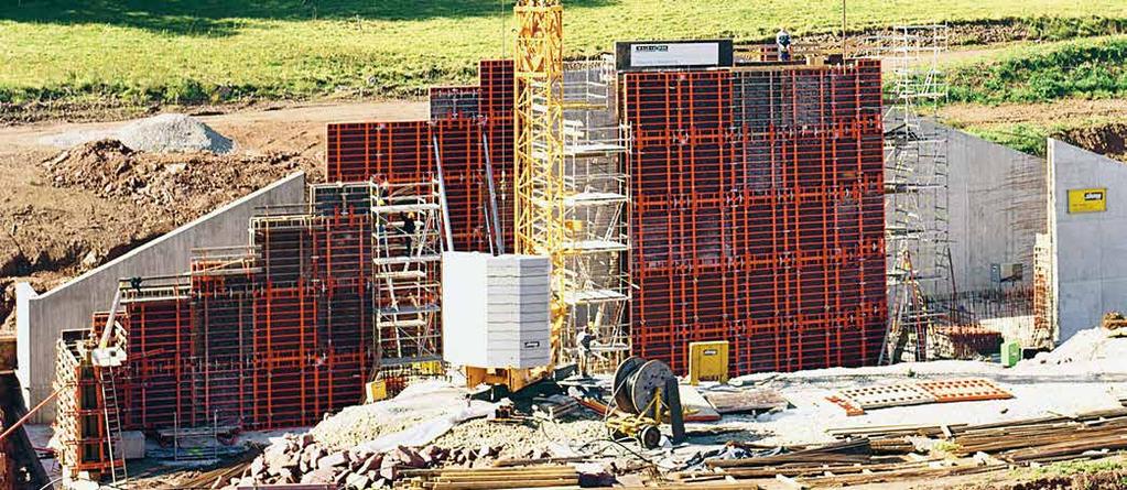 Výhody systému Rychlá práce Snadná manipulace a logistika pouze s několika šířkami panelů Malý počet různých panelů bednění umožňuje snadnou manipulaci.