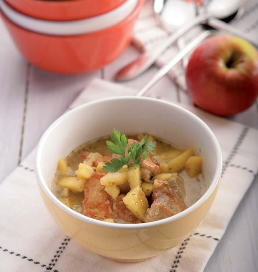 Guláš s jablkami 4 porcie 500 g bravčového pliecka 2 lyžice hladkej múky 2 lyžice masti 200 ml mäsového vývaru 300 g jabĺk 1 lyžička majoránu 100 ml bieleho vína 1 lyžička cukru mleté čierne korenie