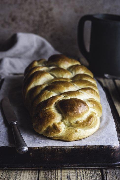 BRATISLAVSKÝ Sviatočná challah ¾ kocky čerstvého droždia 480 ml teplej vody 150 g cukru 1 PL soli 900 g hladkej pšeničnej múky (rozdelíme na 450 g a 450 g) 1 celé vajíčko 180 ml rastlinného oleja